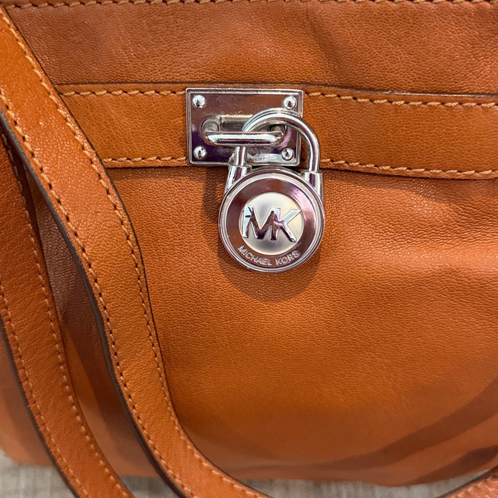 Michael Kors Brown Leather Hamilton pebbledCrossbody Bag in warm brown - Picture 2 of 9